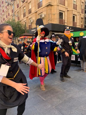 Pau Pi i la seva Germanat pel c. Major durant la Passejada Carnavalesca.