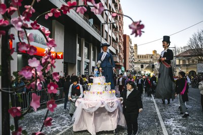 Carrossa amb gegants i Seu Vella al fons.