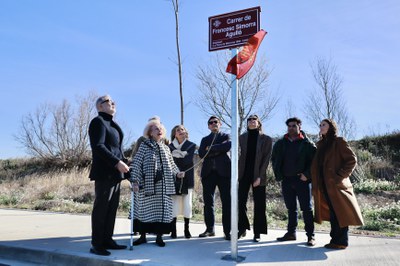 La família de Francesc Simorra Agulló ha descobert la placa, amb l'alcalde.