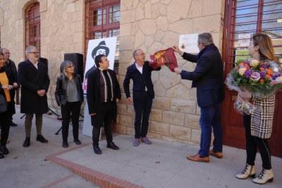 S'ha descobert una placa commemorativa de l'efemèride a la façana d'un dels dos edificis que acullen l'Imo..