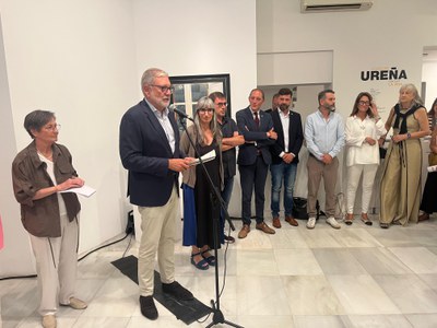 Larrosa durant la inauguració de l'exposició d'Ureña.