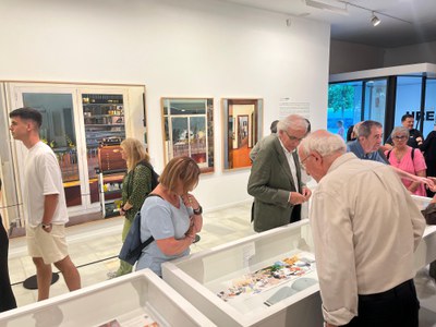 La mostra inclou una vintena d’aquarel·les, dibuixos i esbossos, una escultura de paper, llibres i material didàctic.