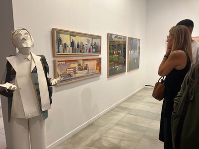 L'exposició d'Ureña inclou aquarel·les i una escultura de paper, entre d'altres obres.
