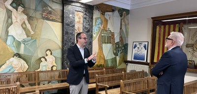 Visita insitucional de Larrosa a l'Ajuntament de Mollerussa. Solsona li ha explicat la història i algunes particularitats de l'edifici..