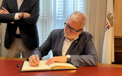 Larrosa ha signat al Llibre d'Honor de l'Ajuntament de Mollerussa i després ha mantingut una reunió de treball amb l'equip de govern..