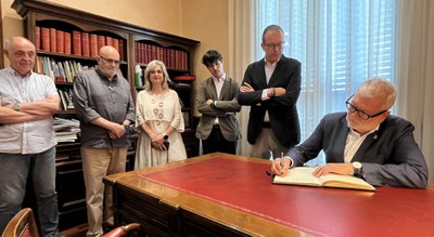 L'alcalde Larrosa ha signat en el Llibre d'Honor, en la visita que ha fet aquest dimecres a l'Ajuntament de Mollerussa,.