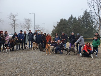 La inauguració ha comptat amb una nombrosa participació de famílies amb animals de companyia..