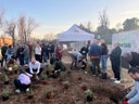 Lleida inaugura un hort comunitari a la zona 09 amb una plantada popular de plantes aromàtiques