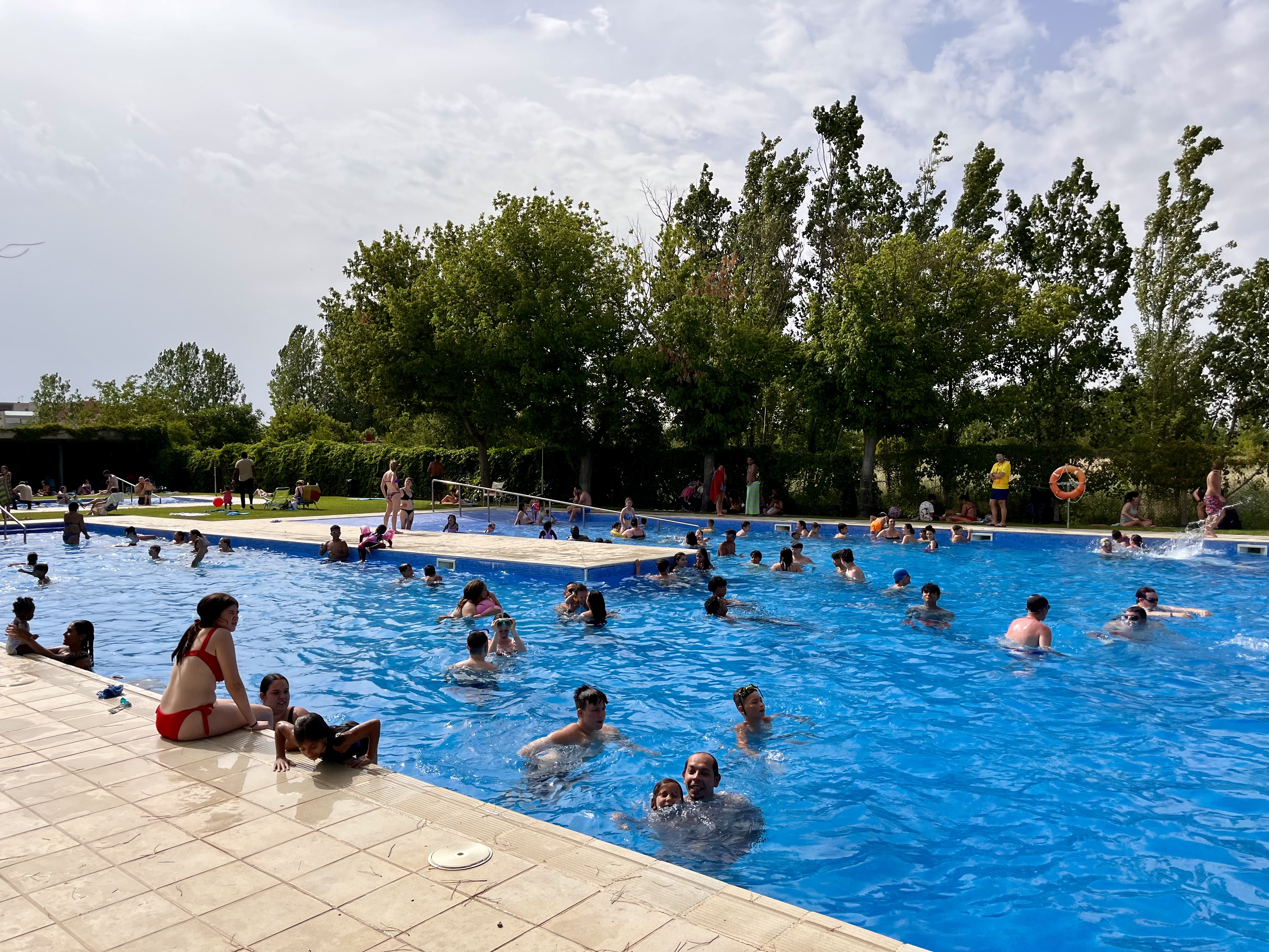 Banyistes a les piscines de Balàfia el primer dia d'obertura