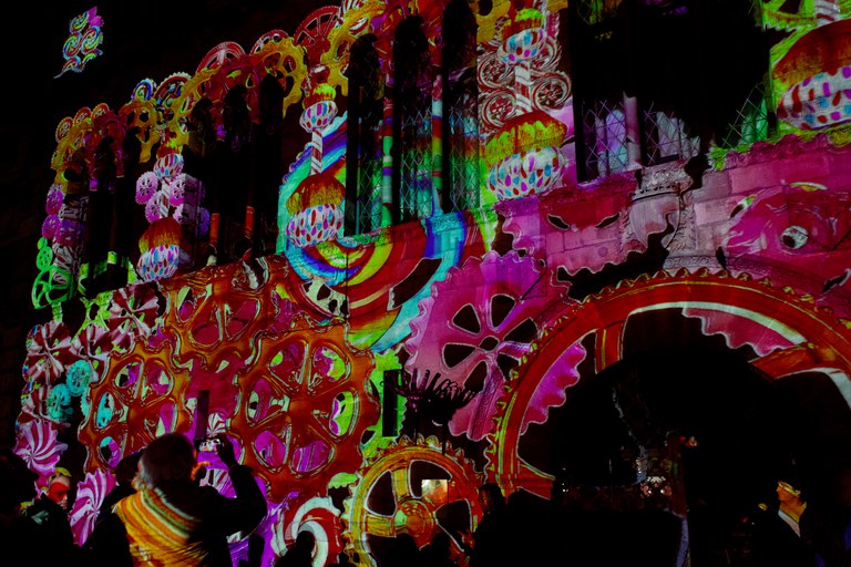 La videoprojecció, a la façana de la Paeria