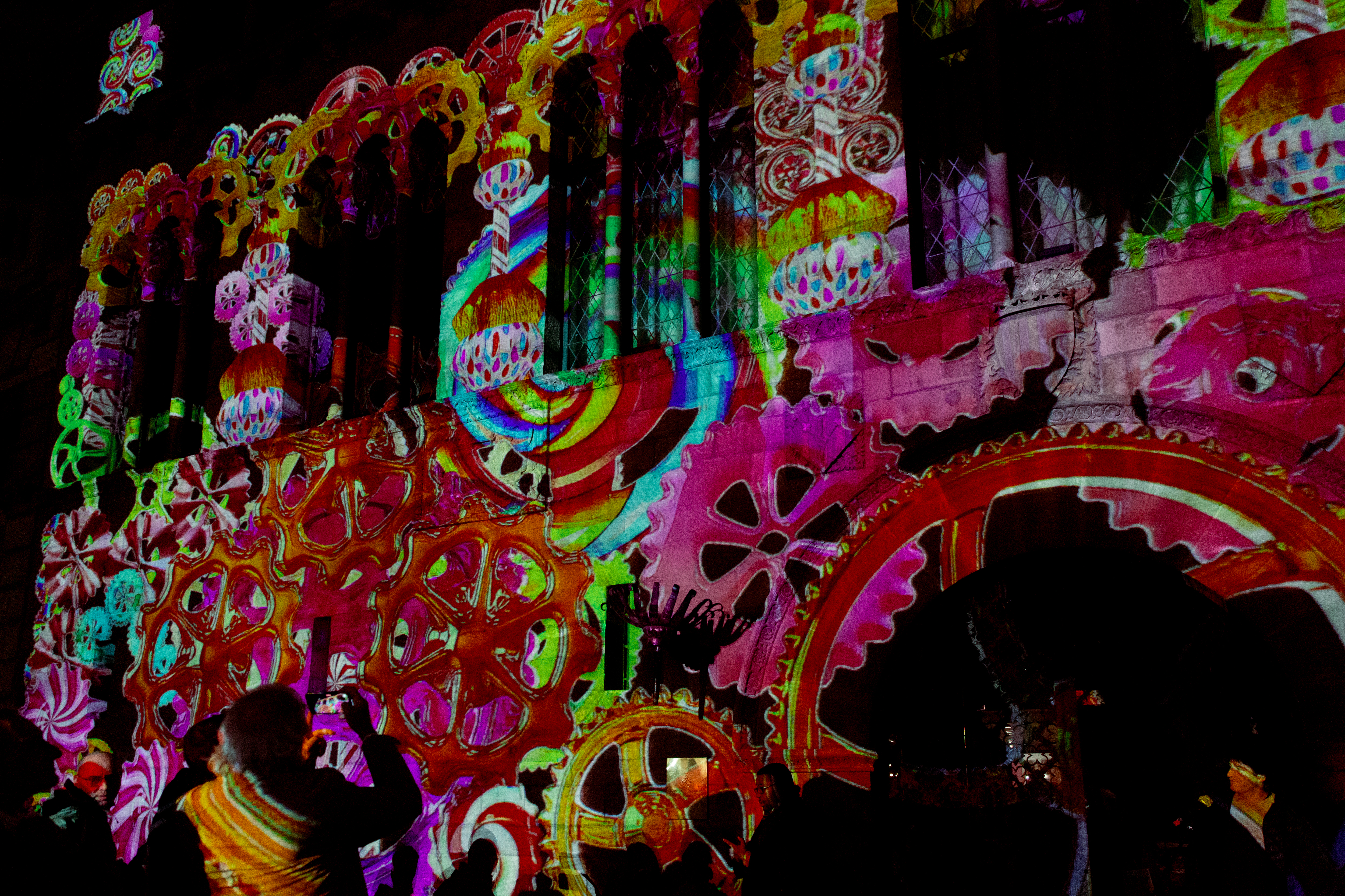 La videoprojecció, a la façana de la Paeria