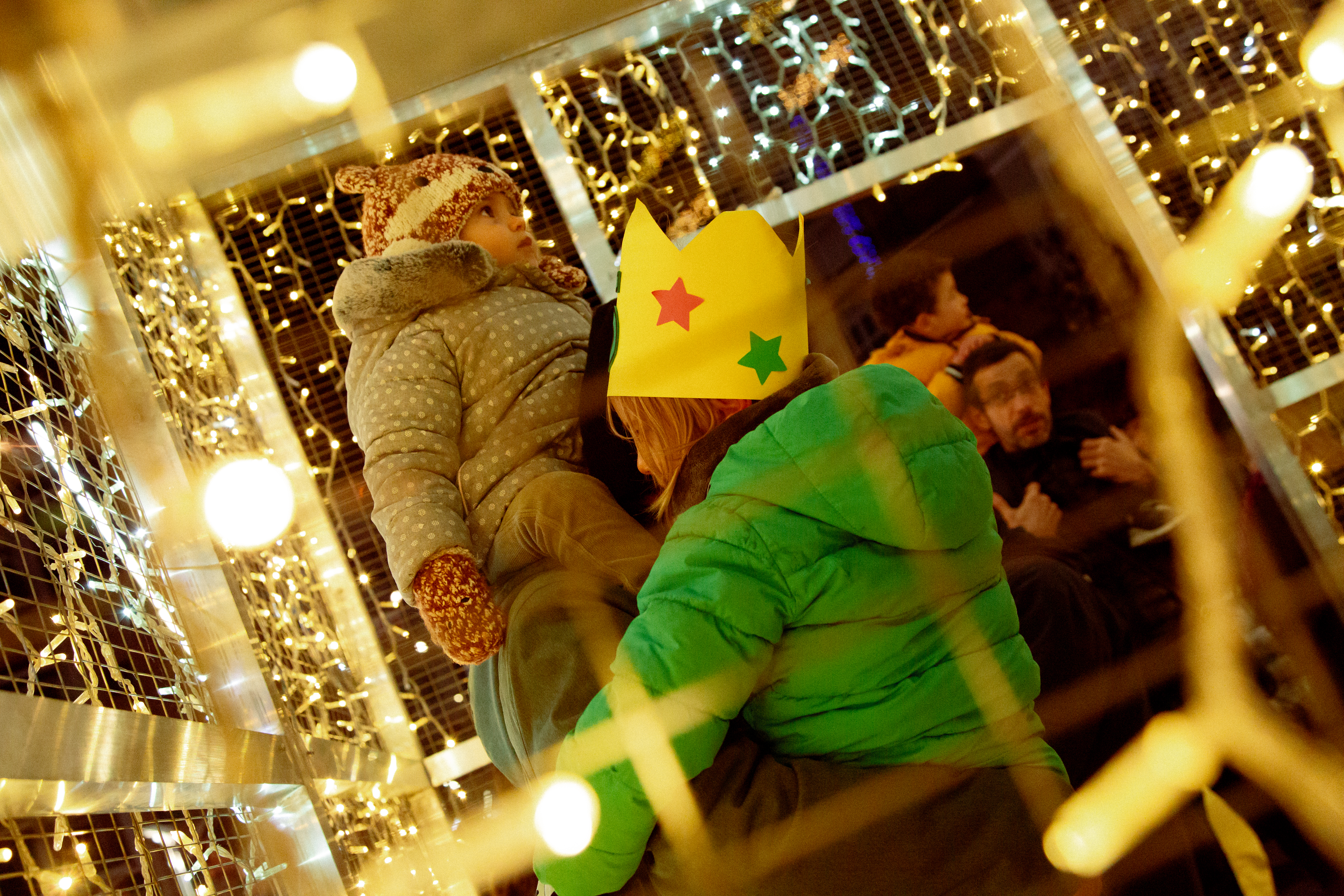 El "regal" situat a la plaça Ricard Viñes s'ha il·luminat aquesta tarda