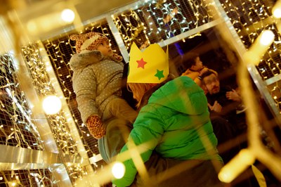El "regal" situat a la plaça Ricard Viñes s'ha il·luminat aquesta tarda.