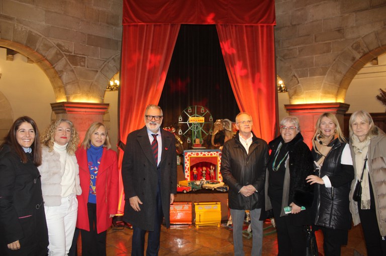 La visita a l'exposició de lo Baratillo al pati de la Paeria