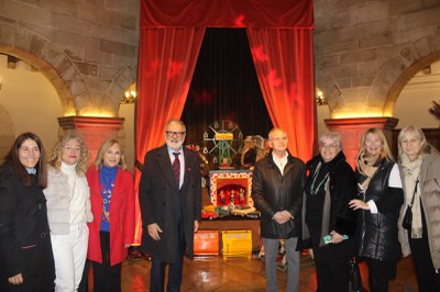 La visita a l'exposició de lo Baratillo al pati de la Paeria.