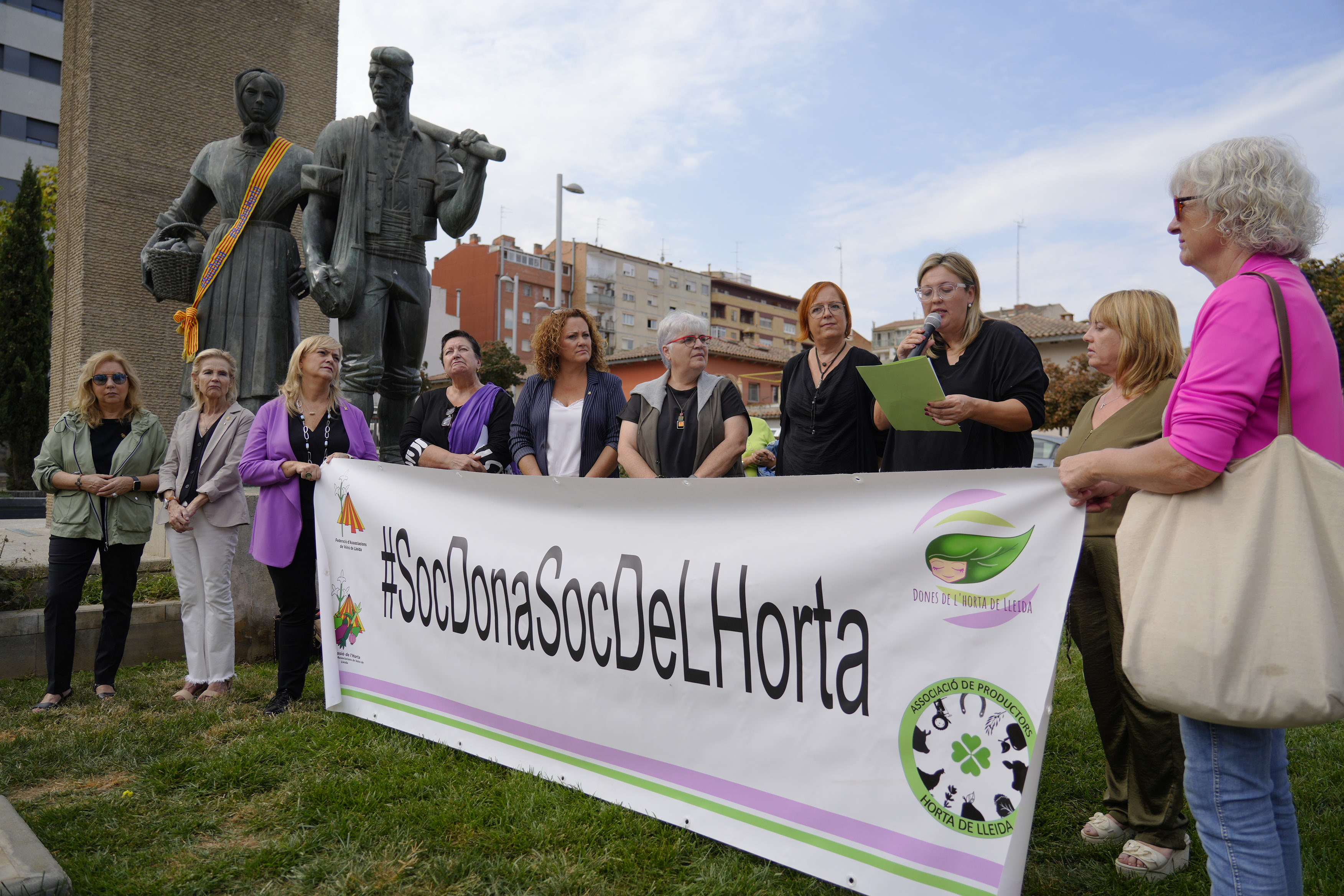 La lectura del manifest amb motiu del Dia Internacional de les Dones Rurals ha tingut lloc a la plaça dels pagesos.