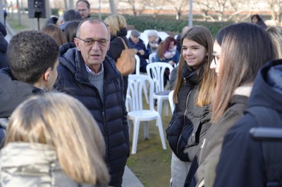 El paer en cap amb els alumnes del Col·legi El Carme de La Bordeta que han participat en l'acte de commemoració de les víctimes de l'Holocaust