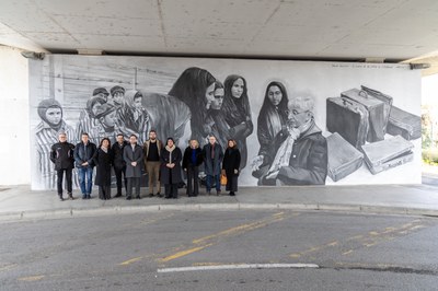 El regidor Roberto Pino ha visitat el mural acompanyat de Jordi Font, director del Memorial Democràtic, i altres autoritats.