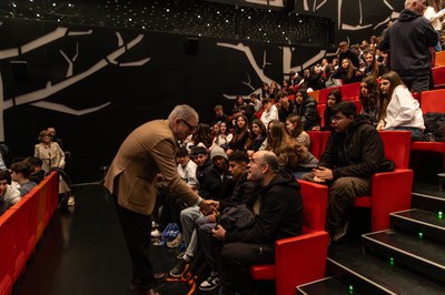 Larrosa ha saludat alguns dels 800 alumnes que han participat en l'acte d'homenatge a les víctimes de l'Holocaust.