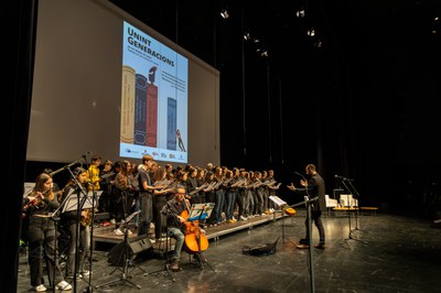 Durant l'acte ha actuat la coral i l’ensemble de l’INS Josep Lladonosa.