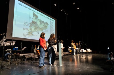 Durant l'acte, diversos alumnes han recordat alguns deportats a camps nazis.