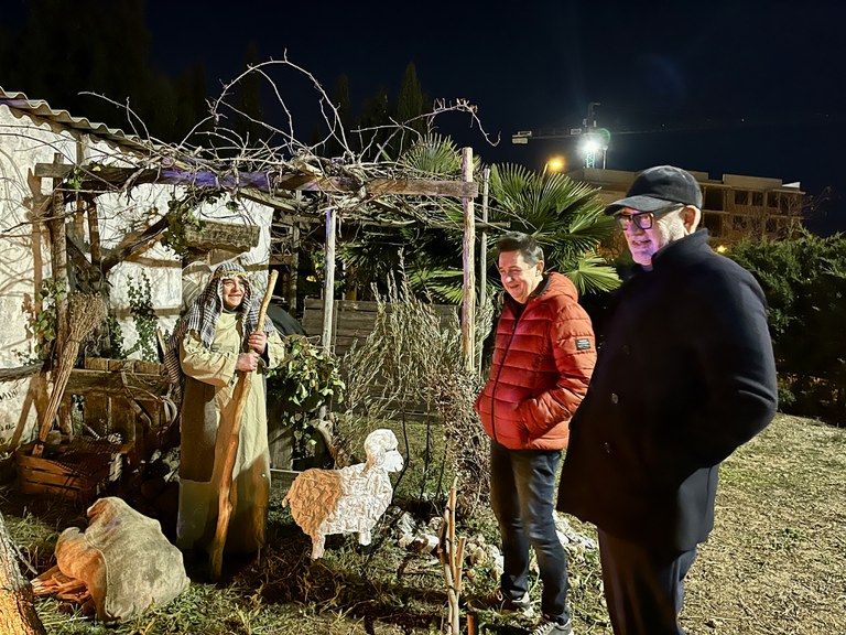 L'alcalde, Fèlix Larrosa, i el director escènic del muntatge, Ramon Molins, davant d'un dels quadres del pessebre