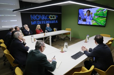 El paer en cap, Fèlix Larrosa, ha conegut la nova seu de NovaCoop Mediterranea, al Parc Agrobiotech de Lleida..