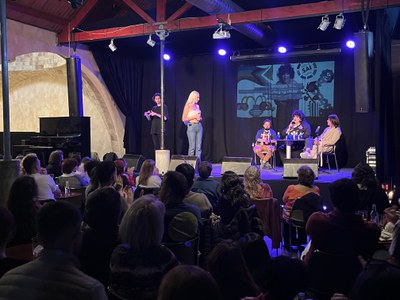 L’acte ha comptat amb la taula rodona "Identitats en el temps: Històries de resistència i orgull".