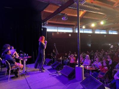 L'acte ha comptat amb l'actuació musical de Maria Espetek.