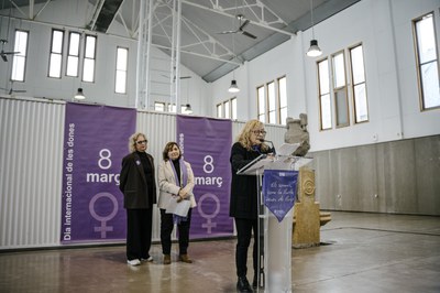 La poeta Carme Romia ha recitat quatre poemes i dues infermeres jubilades han llegit el manifest.