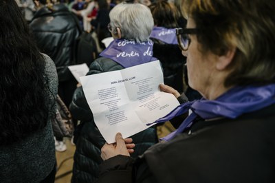 Els i les assistents han llegit un poema col·lectiu amb la seva autora, Carme Romia.