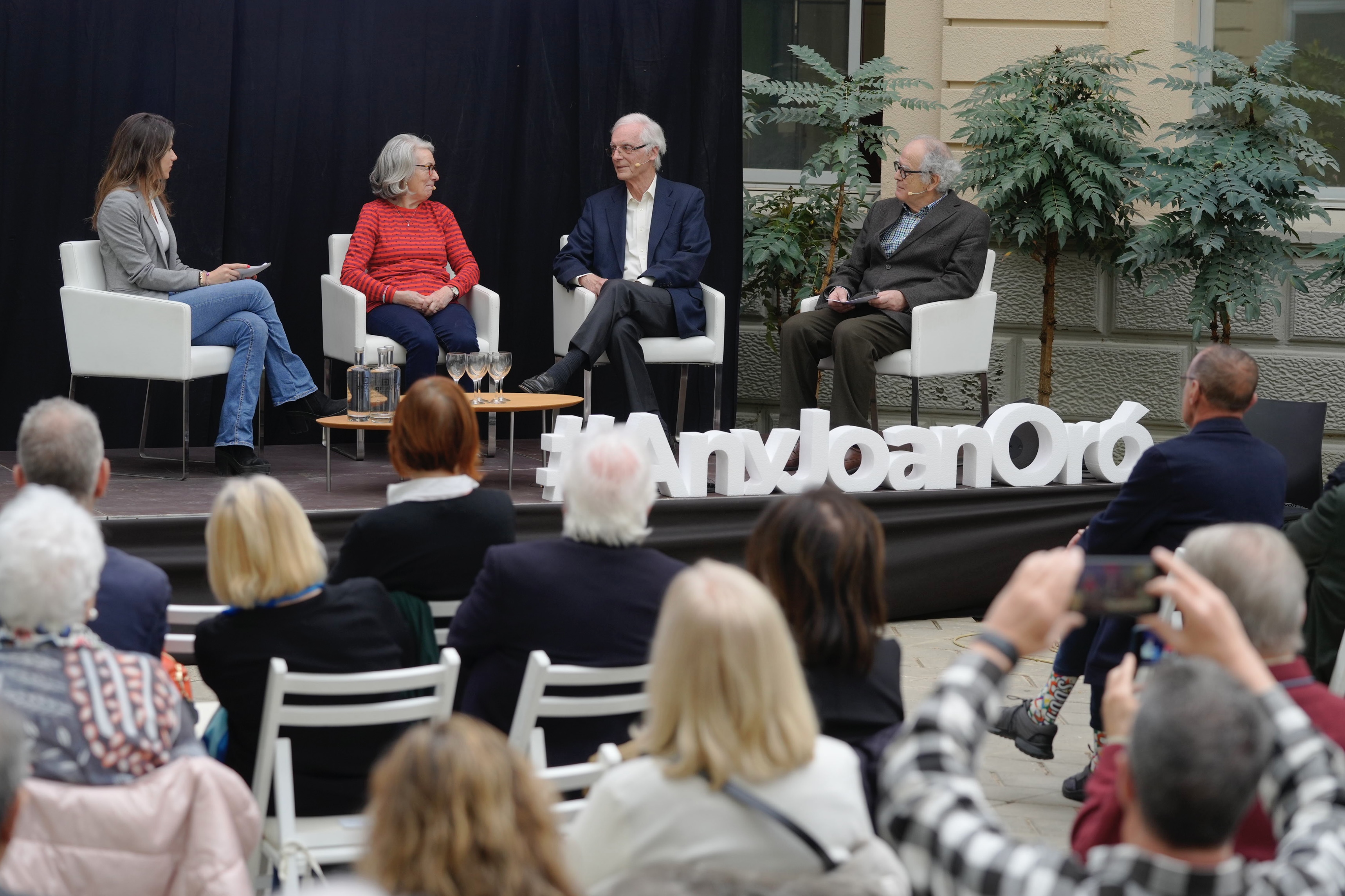 La filla de Joan Oró, Maria Elena Oró; el company científic, Emili Gelpí, i; un amic i company lleidatà, Josep Varela; han permès als assistents conèixer millor la personalitat de l'homenatjat
