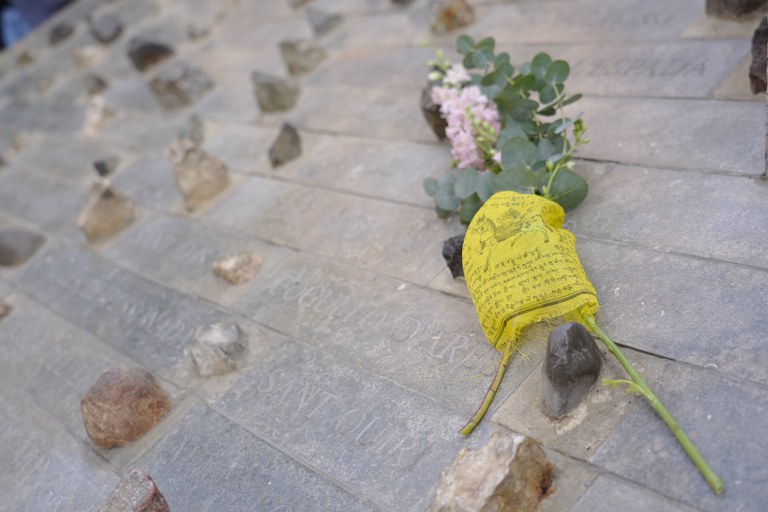 L'homenatge a Juanjo Garra ha tingut lloc davant del monument del Centre Excursionista de Lleida a la plaça Mossèn Jacint Verdaguer
