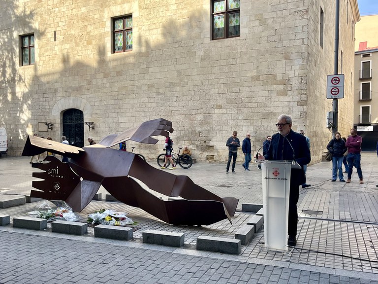 L'alcalde, Fèlix Larrosa, durant l'homenatge al bombardeig del Liceu Escolar