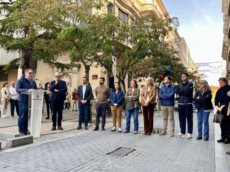 L'alcalde, Fèlix Larrosa, el tinent d'alcalde, Carlos Enjuanes, el regidor de Drets Civils, Roberto Pino, l'historiador Oriol Bosch i altres regidors i regidores durant l'homenatge al bombardeig del Liceu Escolar