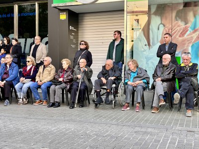 Els exalumnes i supervivents Jordi Quílez i Manel Sampedro, famílies de les víctimes i públic assistent durant l'homenatge al bombardeig del Liceu Es….