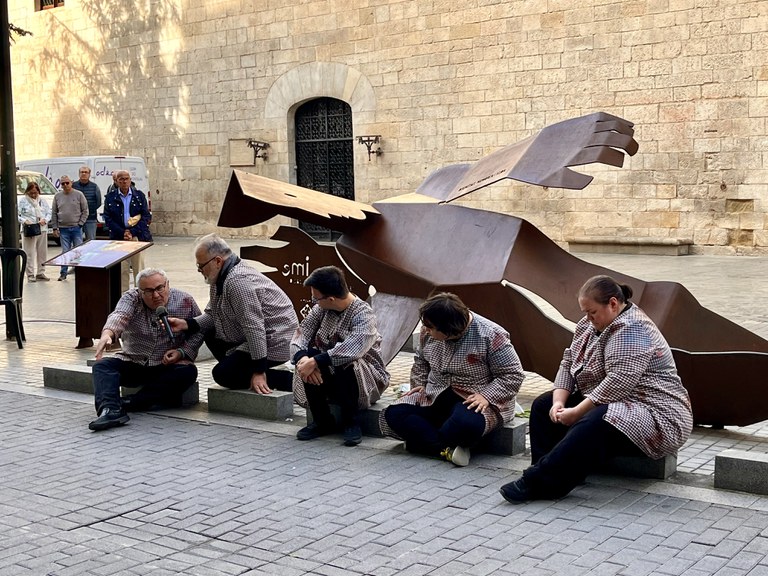 Teatralització de la Companyia La Màxima, que ha estat acompanyada per "El Cant dels Ocells", interpretat per Laura Baraut, alumna del Conservatori