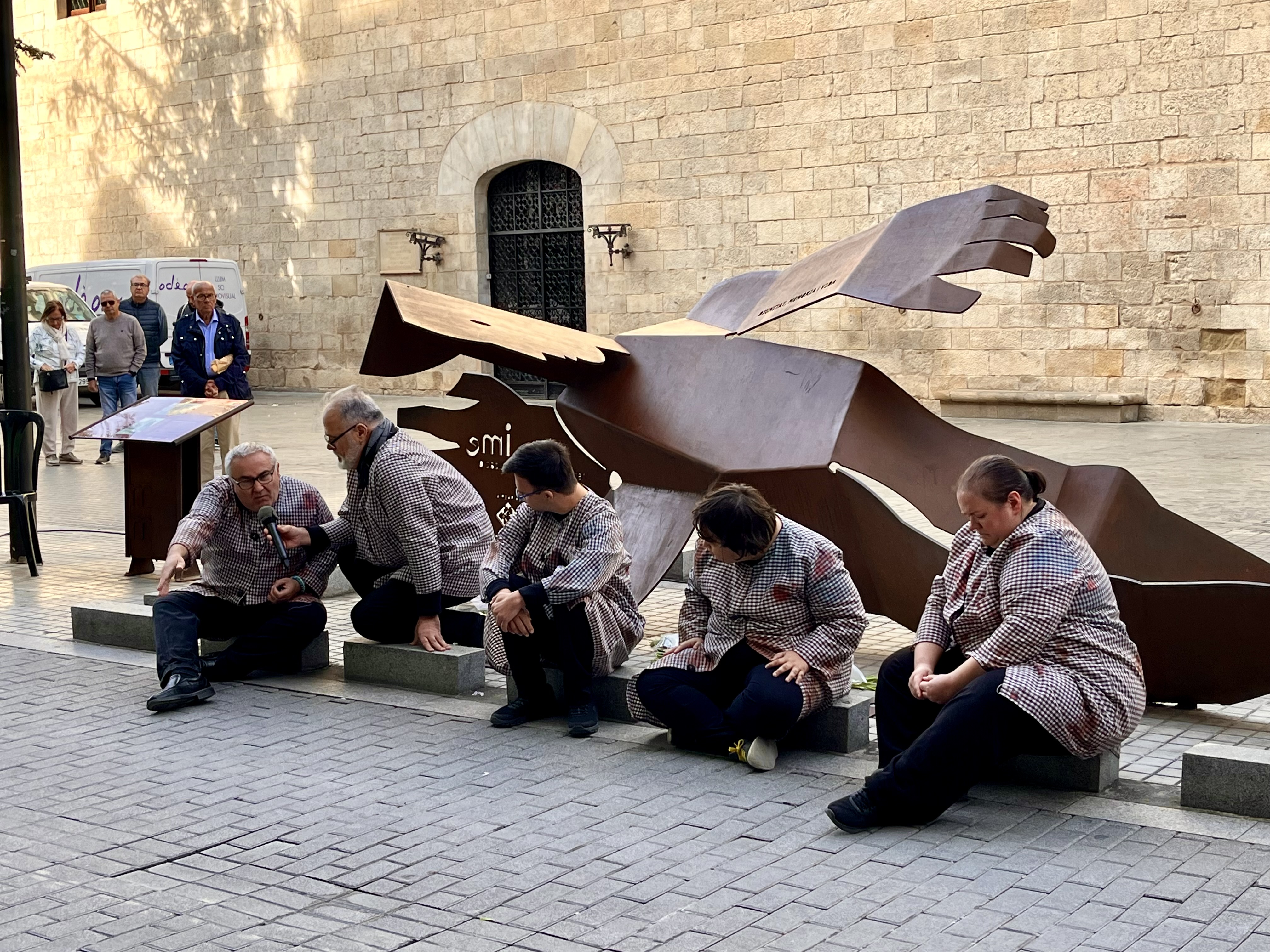 Teatralització de la Companyia La Màxima, que ha estat acompanyada per "El Cant dels Ocells", interpretat per Laura Baraut, alumna del Conservatori