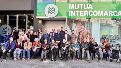 L'alcalde, Fèlix Larrosa, el tinent d'alcalde, Carlos Enjuanes, el regidor de Drets Civils, Roberto Pino, altres regidors i regidores, exalumnes i fa….