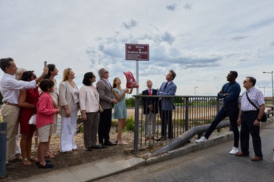 La família, encapçalada per una de les seves besnetes, ha descobert la placa de Suzanne Mornet que dona nom a la glorieta.