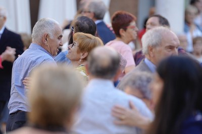Molts lleidatans s'han entregat al ball a través de la música de l'Orquestra Rosaleda.
