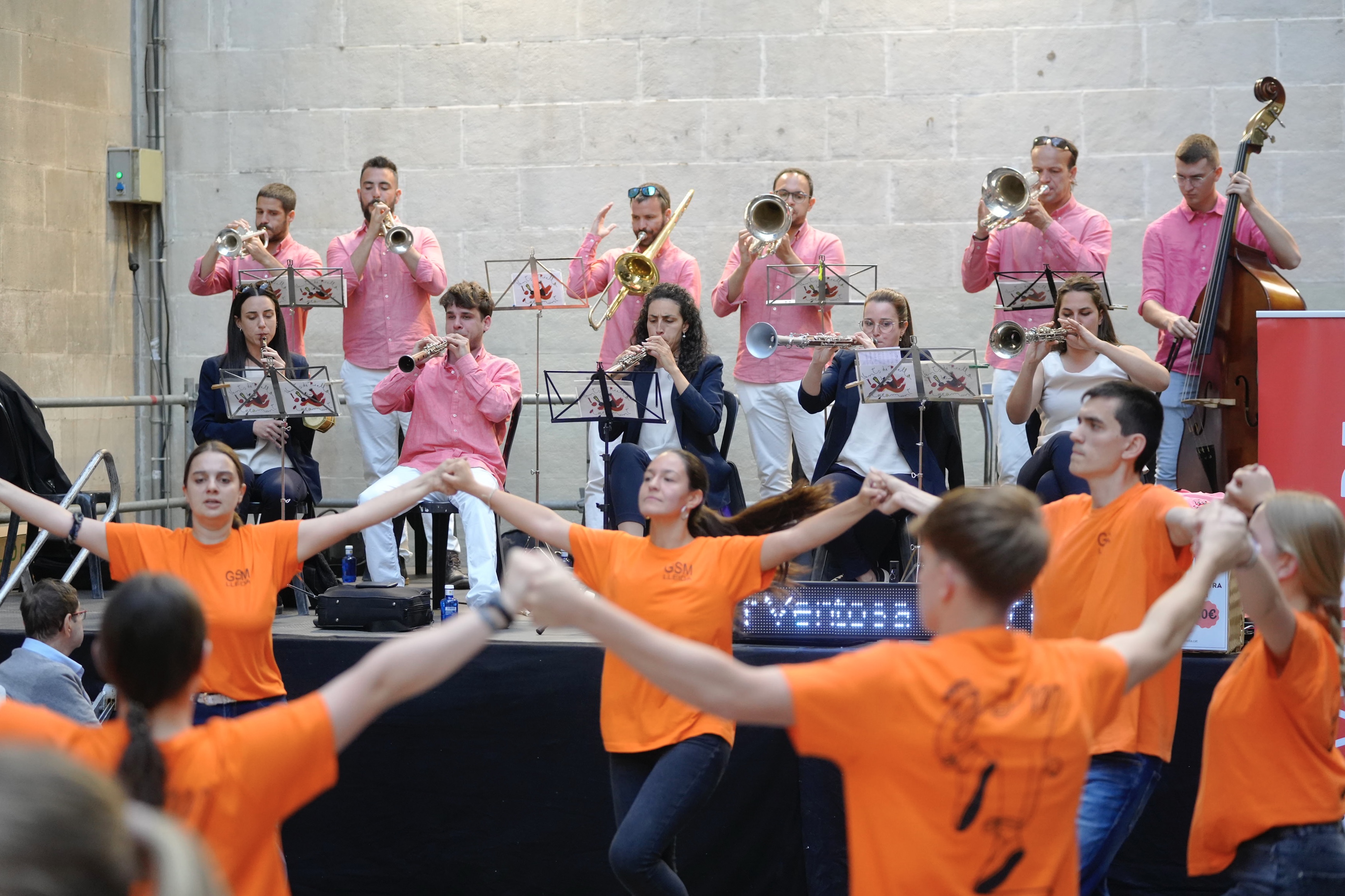 La ballada de sardanes ha comptat amb la música a càrrec de la cobla Vents de Riella