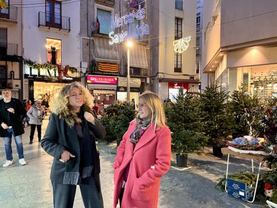 La regidora de Promoció de la Ciutat, Pilar Bosch, visita el mercat.