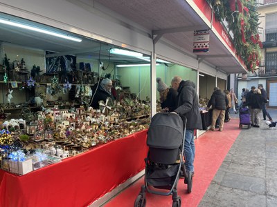 Les parades del Mercat de Santa Llúcia venen pessebres i decoració nadalenca.