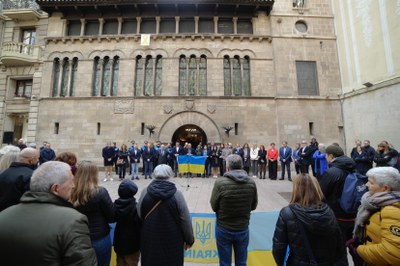 L'alcalde de Lleida, Miquel Pueyo, ha presidit la concentració silenciosa a la Plaça Paeria