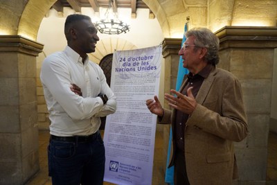 Hissada de bandera al Pati de la Paeria per commemorar l’aniversari de les Nacions Unides..