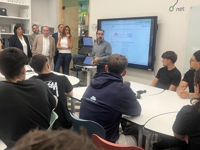 El regidor d'Educació, Joventut i Ocupació de la Paeria, Xavi Blanco, ha acompanyat la Consellera d'Educació en la seva visita a l'Escola del Treball.