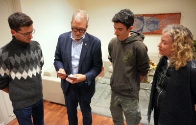 La colla bastonera lleidatana ha obsequiat l'alcalde Larrosa amb una baralla de cartes de la 45a trobada nacional de Ball de Bastons de Catalunya. Só….