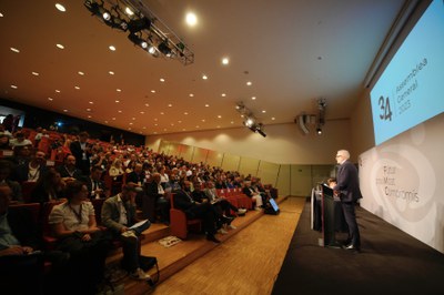Unes 300 persones han participat a l'assemblea.