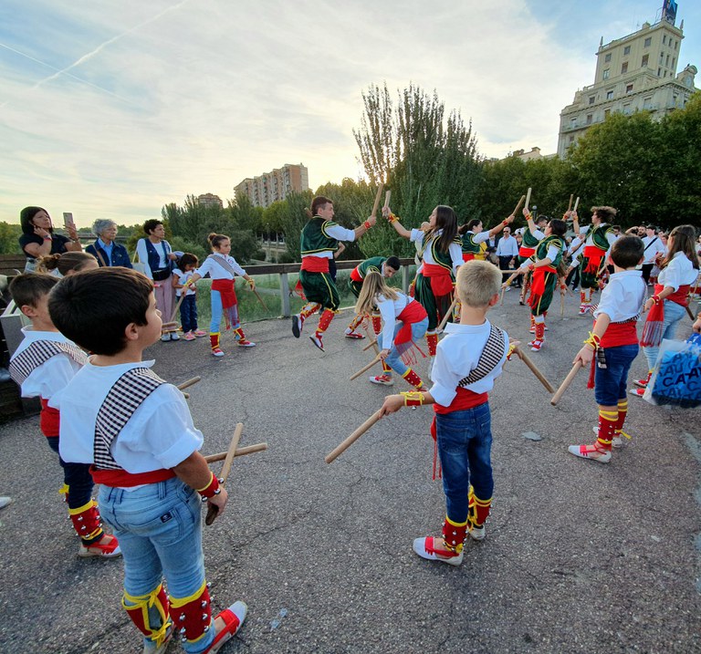 La Colla Bastonera del Pla de l'Aigua de Lleida ha estat la primera en arribar a la plaça
